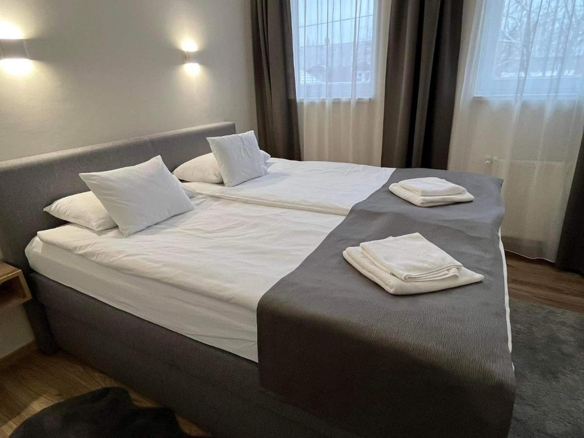 Brill Hotel ベーケーシュチャバ エクステリア 写真