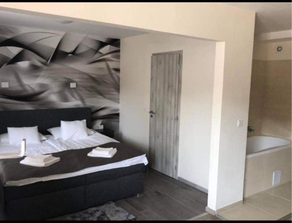 Brill Hotel ベーケーシュチャバ エクステリア 写真