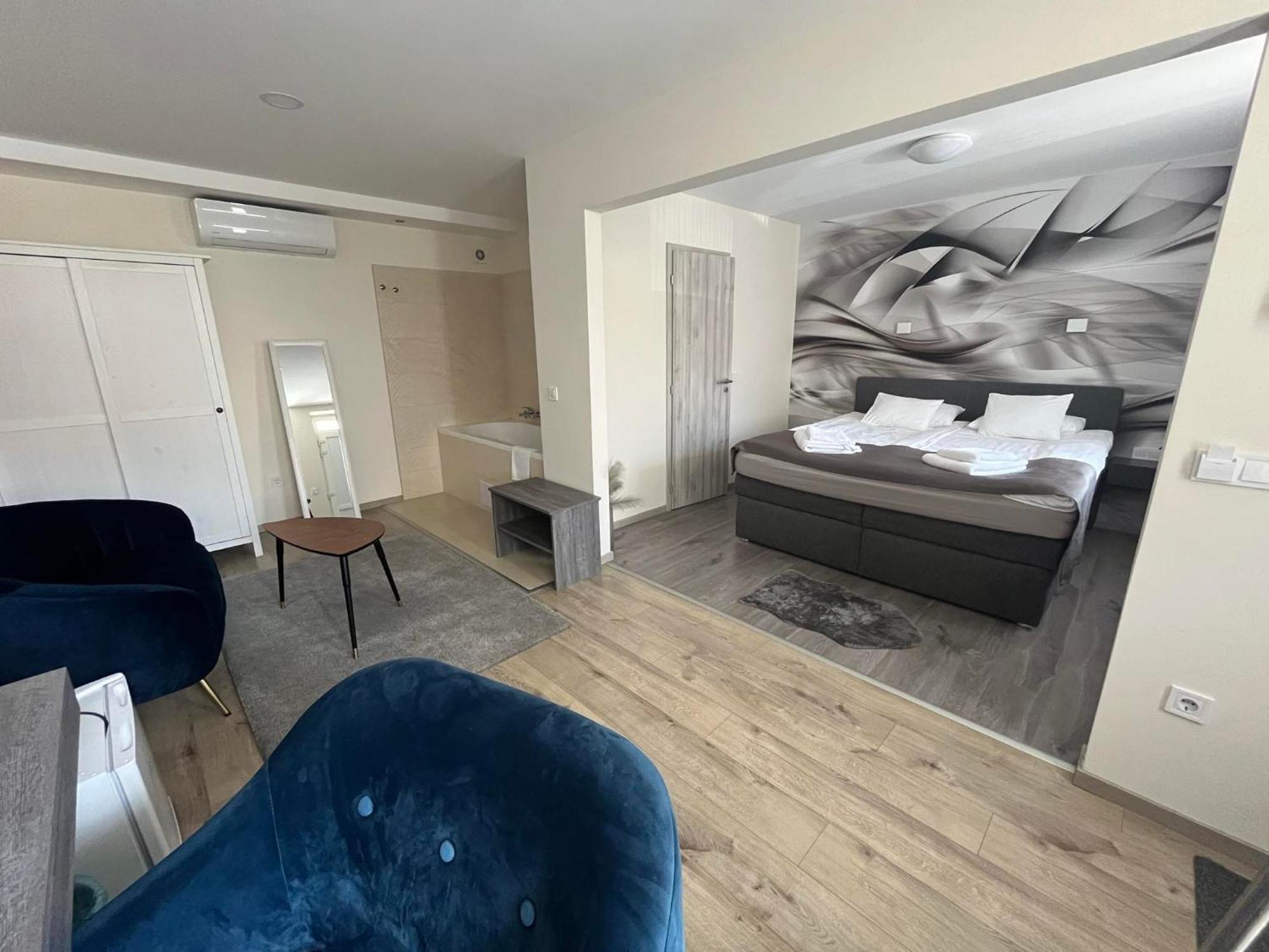 Brill Hotel ベーケーシュチャバ エクステリア 写真