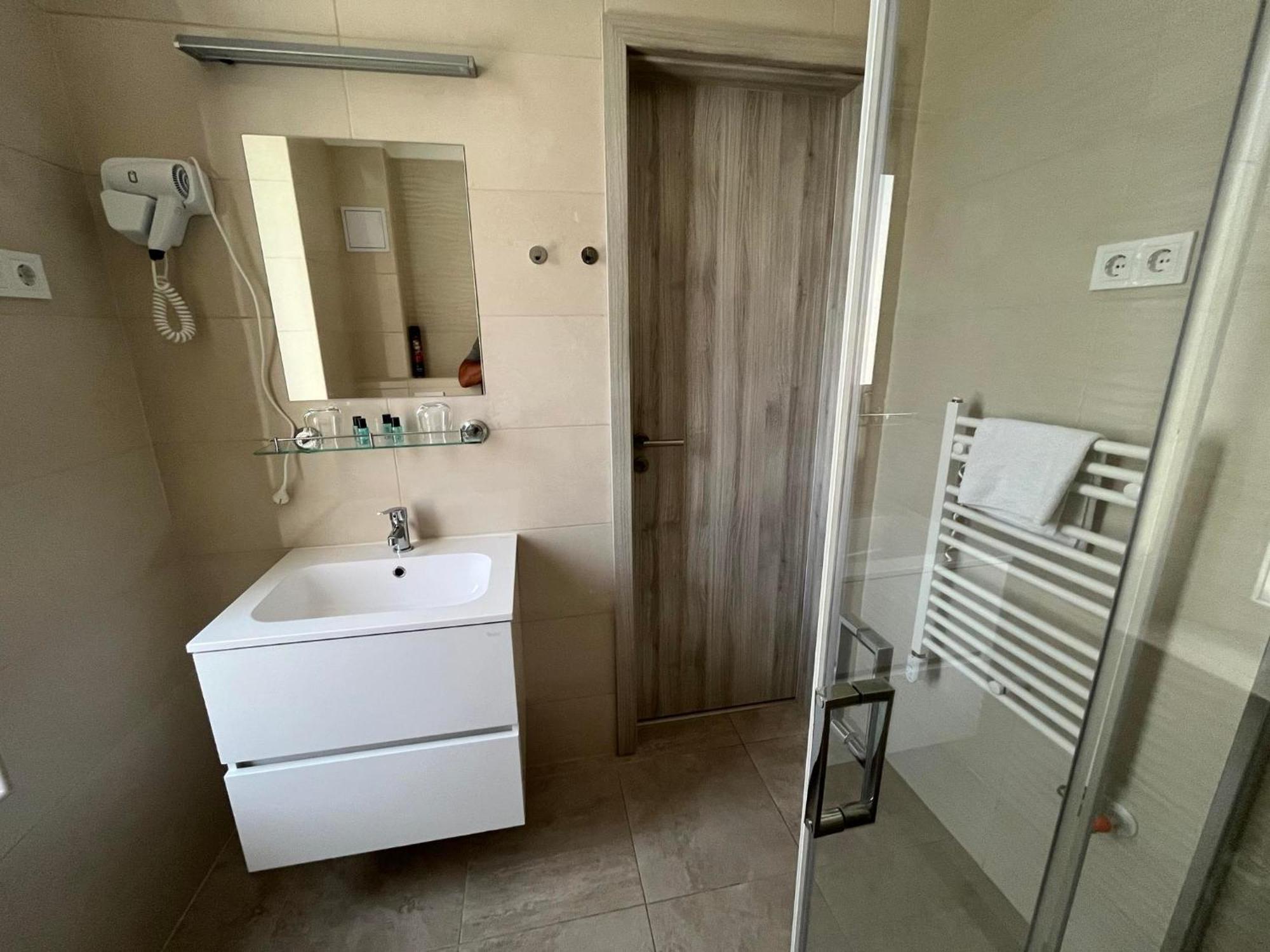 Brill Hotel ベーケーシュチャバ 部屋 写真
